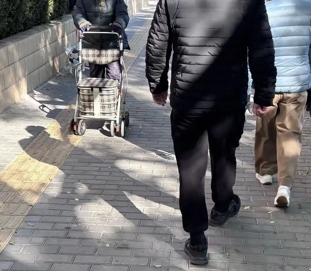 今年冬天流行穿得跟皮皮虾一样，我奶同款“排骨羽绒服”又让韩女穿成潮人标配了？（组图） - 1