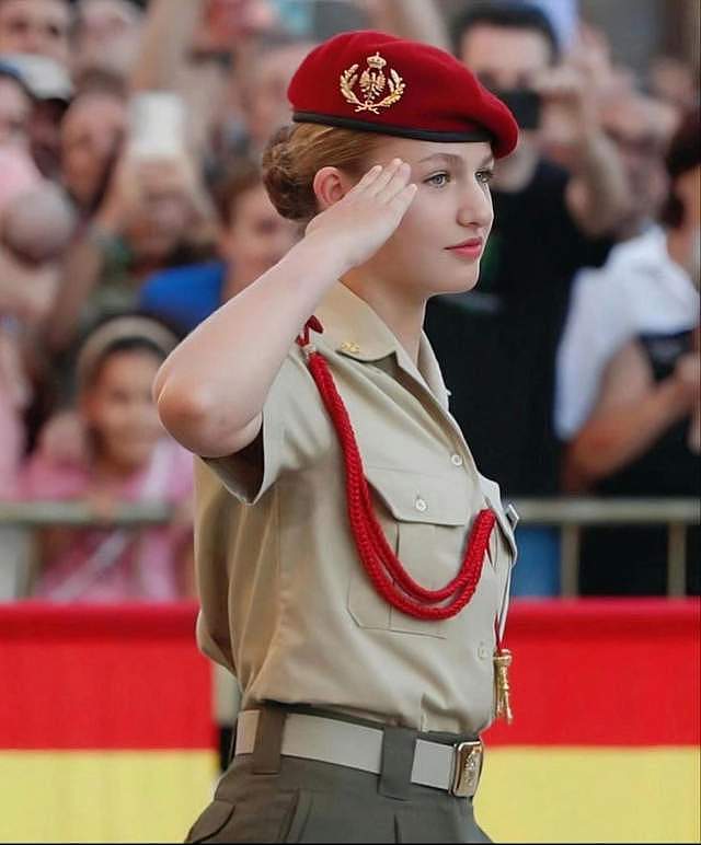 西班牙莱昂诺尔公主获少尉军衔，神颜引热议，被誉200年首位女王（组图） - 1