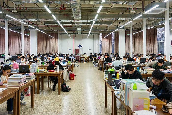中国就业情势严峻!大学“高中化”趋势加剧,学生被逼到轻生(组图) - 1