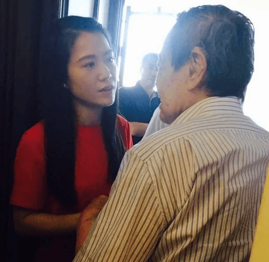 翁帆新住所曝光：家里还挂着杨振宁103岁生日横幅（组图） - 3