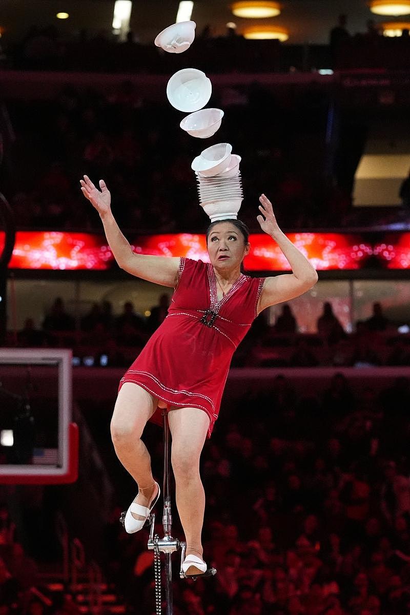 华裔杂技演员“红熊猫”伤愈复出，NBA赛场表演获满堂采（组图） - 1