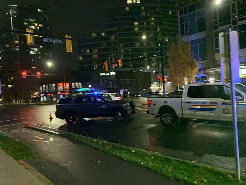惊魂Metrotown!男子遭枪击爆头, 当场惨死!附近惊现疑似灭迹“火烧车”(组图) - 4