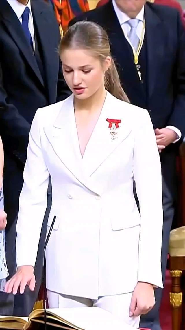 西班牙莱昂诺尔公主获少尉军衔，神颜引热议，被誉200年首位女王（组图） - 13
