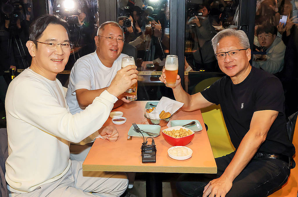 黄仁勋“炸鸡啤酒会面”背后：韩国欲跻身AI强国（组图） - 1