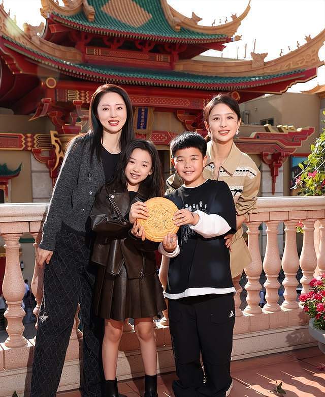 董璇庆生现场曝光，挽着老公主动示好笑得超甜，张维伊颜值大变（组图） - 6