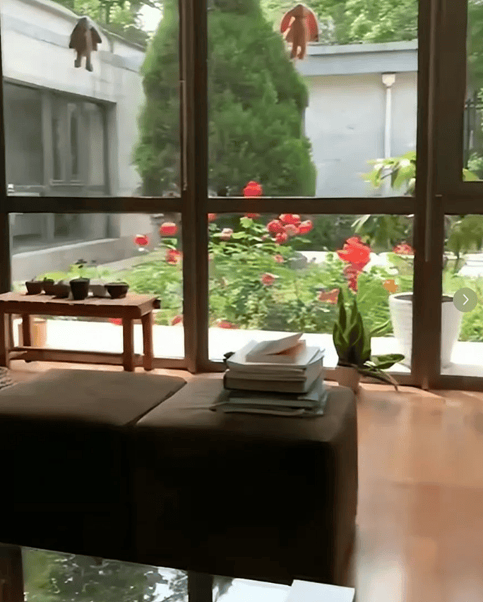 翁帆新住所曝光：家里还挂着杨振宁103岁生日横幅（组图） - 1
