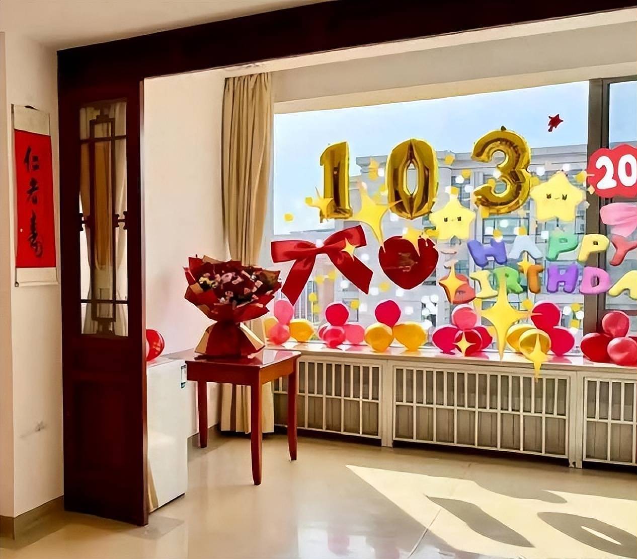 翁帆新住所曝光：家里还挂着杨振宁103岁生日横幅（组图） - 2