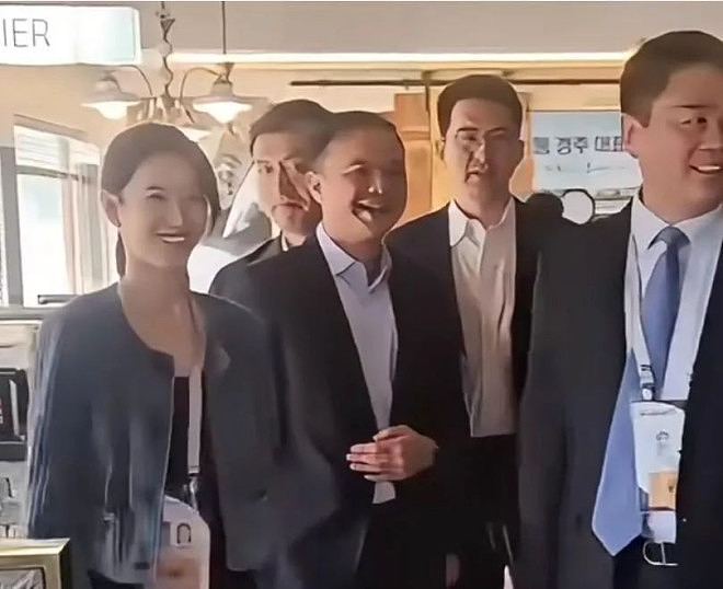 刘强东发朋友圈大翻车,被嘲商界吴京(组图) - 3