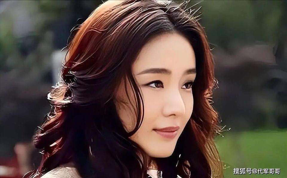 她曾被张艺谋力捧，成名后与富豪卷款61亿逃往国外（组图） - 1