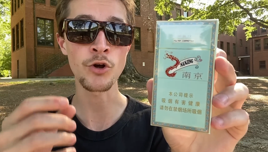 抽中国烟，喝中国酒，老外沉迷“中式街头”（组图） - 13