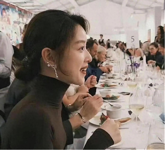 奶茶妹妹600亿身价曝光？77.5万钻石耳环上热搜，网友：零花而已（组图） - 1