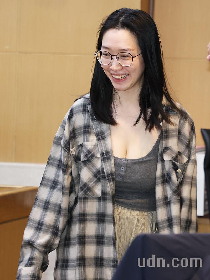 太子集团性感特助曾是空姐，自介“魔鬼藏在细节里”，疑已婚生子（组图） - 1