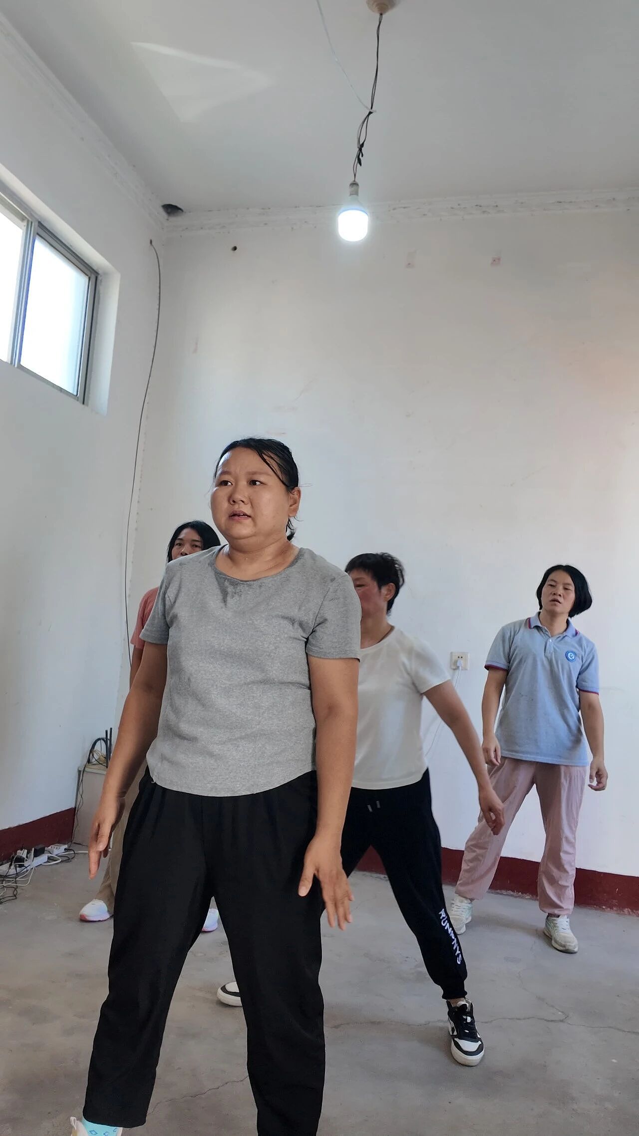 深夜直播间,跳舞自救的妈妈们(组图) - 15