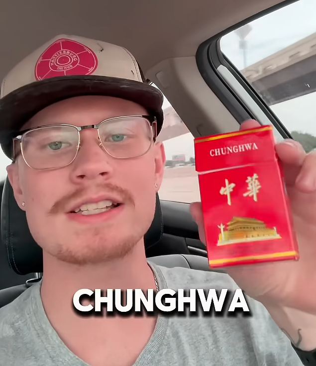 抽中国烟，喝中国酒，老外沉迷“中式街头”（组图） - 1