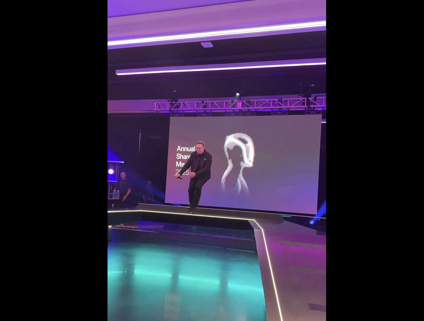 马斯克获股东通过万亿美元薪酬计划!与机械人共舞表现兴奋(视频/组图) - 3
