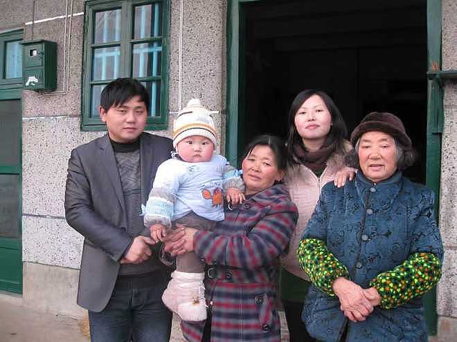 男孩回忆离世奶奶作文爆火，回应AI质疑：算另一种夸奖（组图） - 2
