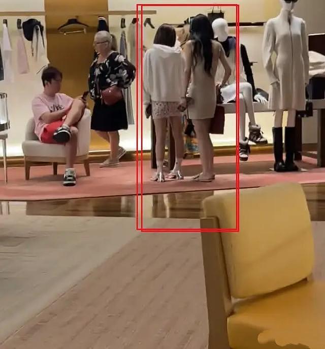 王思聪女友宣示主权，懒懒奢侈品VIP室扫货，看拍照姿势好感全无（组图） - 1