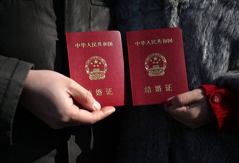 夜店领证、结婚送鸡蛋...中国催婚花招百出!学者:难翻转年轻人婚姻观(图) - 1