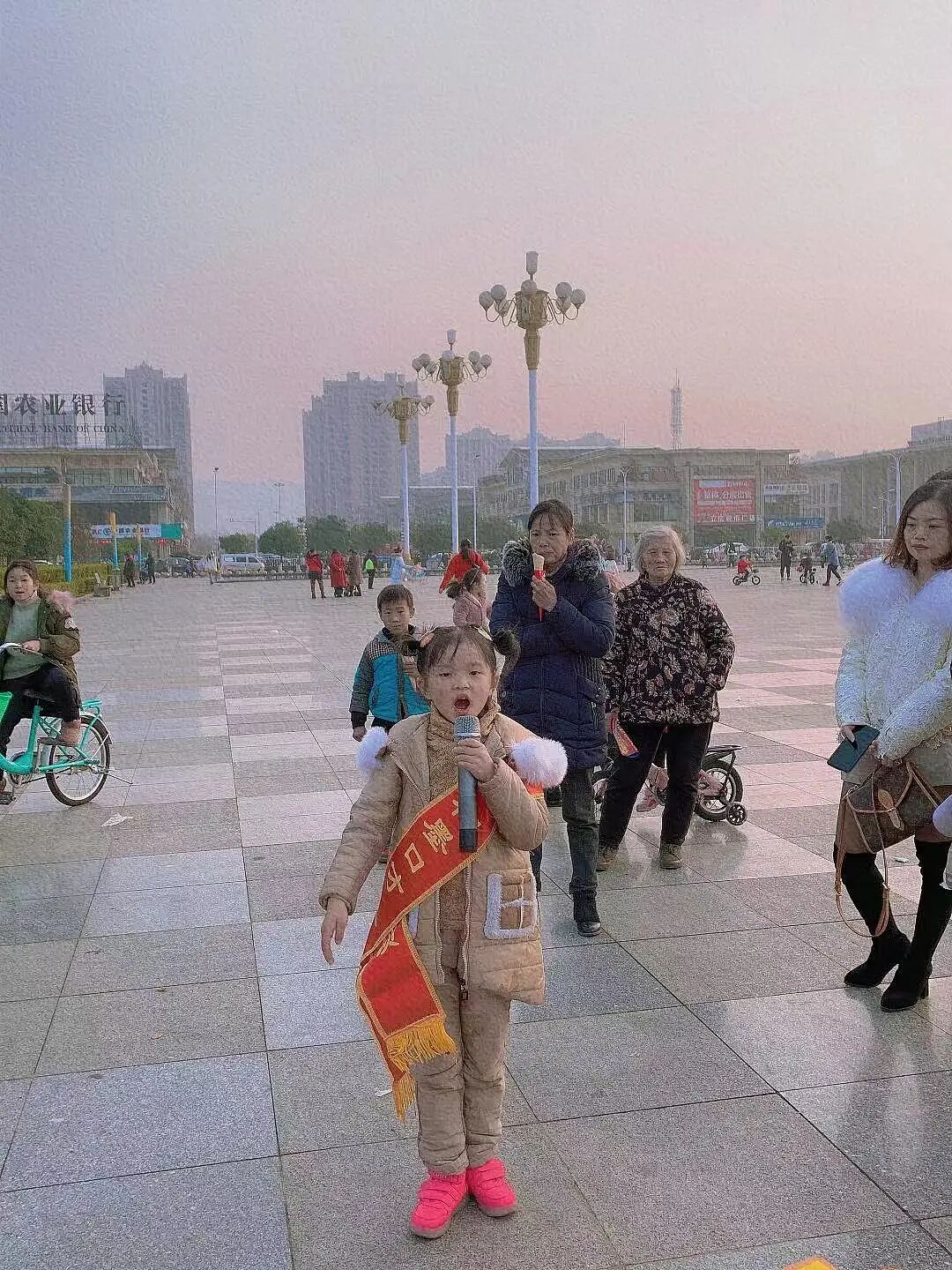 深夜直播间,跳舞自救的妈妈们(组图) - 19