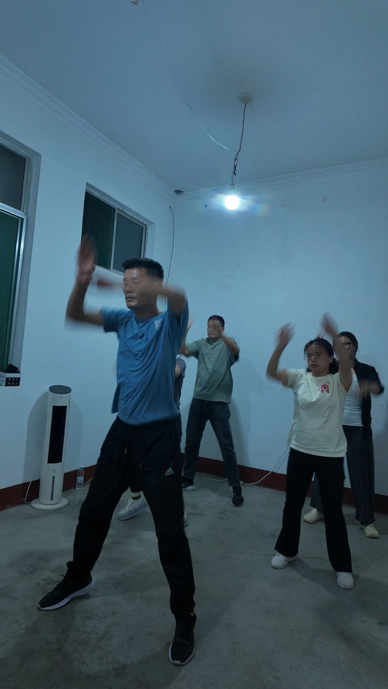 深夜直播间,跳舞自救的妈妈们(组图) - 3