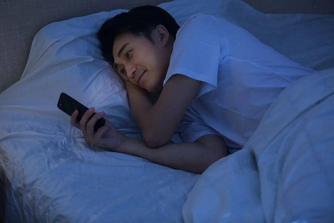 30岁男子突发脑膜炎，智力退回到3岁！长期挨夜玩手机酿祸（组图） - 1