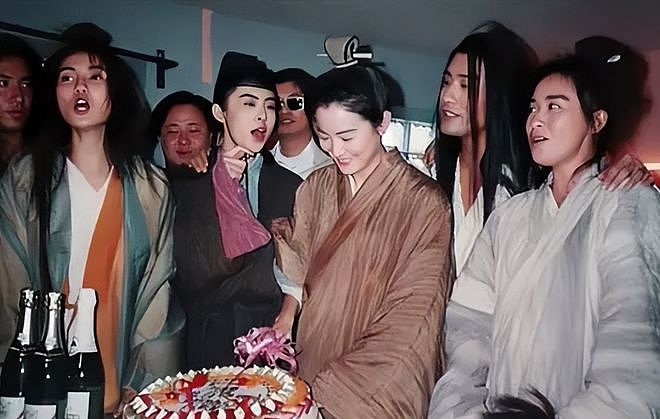 王家卫持续被扒！当年《东邪西毒》30人嫖娼被抓，事后推锅临时工（组图） - 1