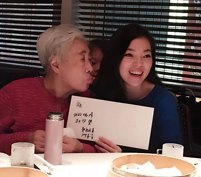 曝郭台铭母亲去世次日妻子提前过生日，曾馨莹发文否认晒合照悼念（组图） - 3