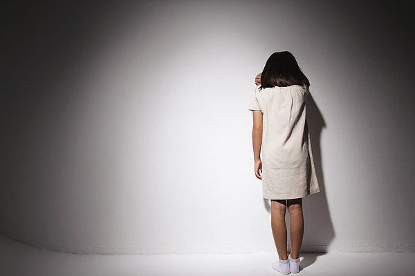 裸身倒血泊！印度4岁女童睡祖母身边“蚊帐被割破”遭抱走性侵（图） - 1
