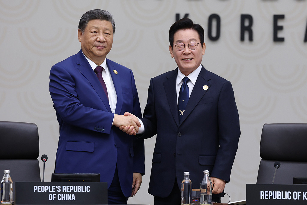 ​习近平赠小米手机，李在镕喊iPhone太多，APEC幕后上演商战（组图） - 1