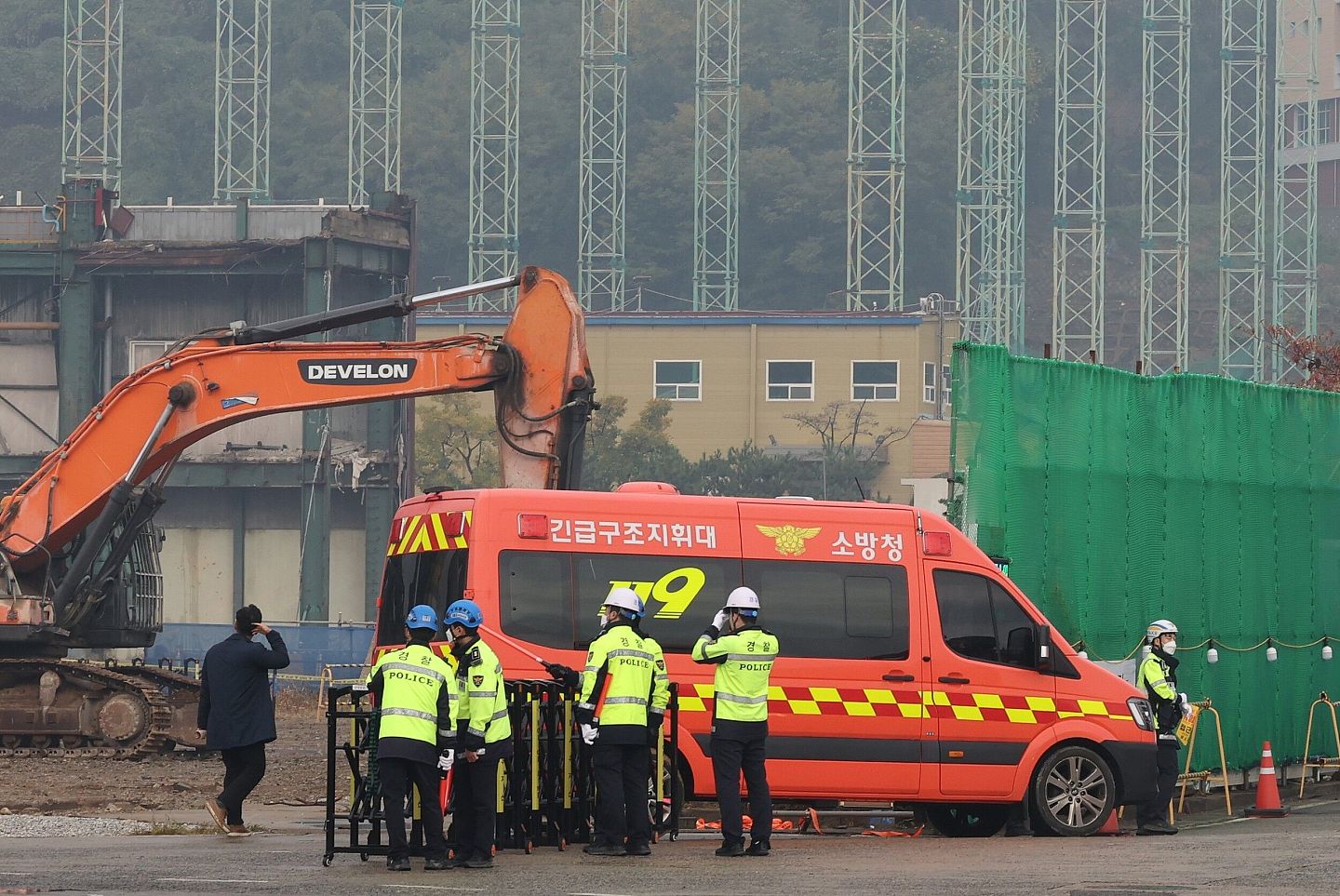 韩火力发电厂锅炉塔坍塌，寻获第3名死者遗体！搜救队“列队敬礼”（组图） - 1