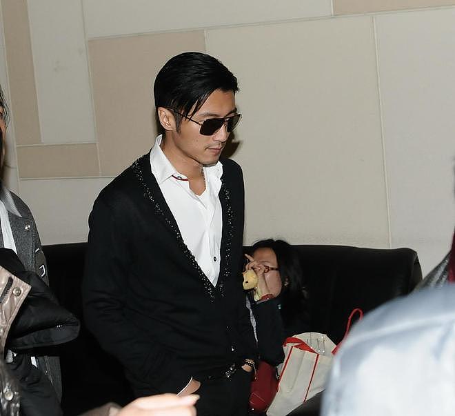 45岁谢霆锋演唱会掏保温杯引热议，中年养生与摇滚精神的奇妙组合（组图） - 1