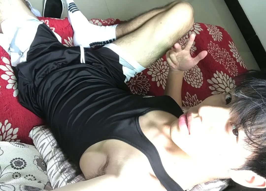 【帅哥】黑魂御用白袜黑皮猛男，看一眼就让人欲罢不能...（组图） - 5