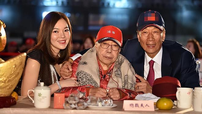 曝郭台铭母亲去世次日妻子提前过生日，曾馨莹发文否认晒合照悼念（组图） - 9