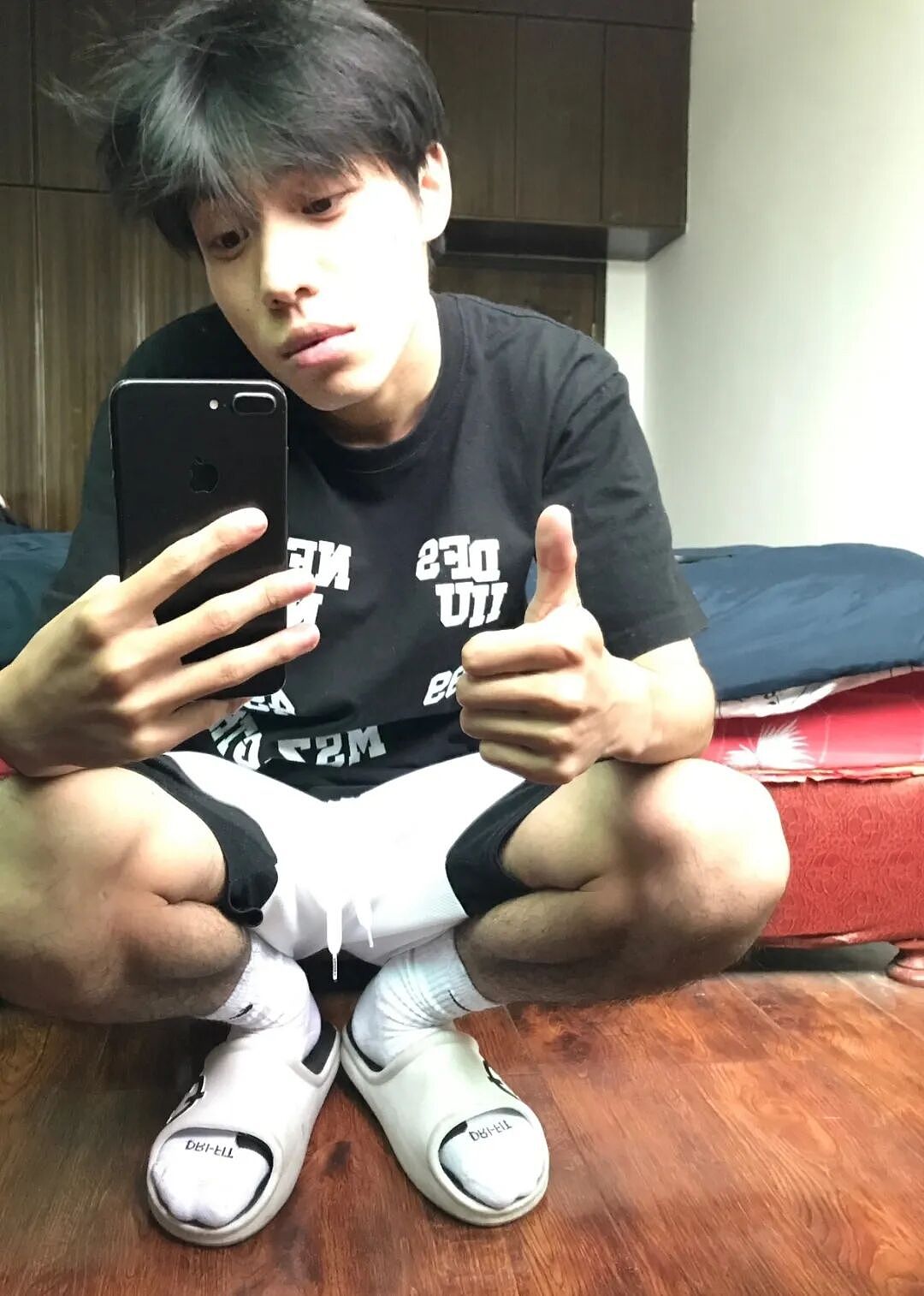 【帅哥】黑魂御用白袜黑皮猛男，看一眼就让人欲罢不能...（组图） - 3