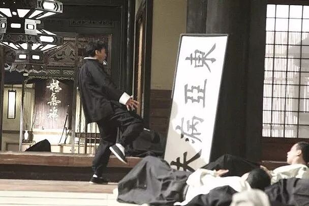 难忍阶层滑落为名利手段百出,60岁突然大搞婚礼笼络上流人脉,被娇妻拿捏变虚荣儿子不愿认?(组图) - 22