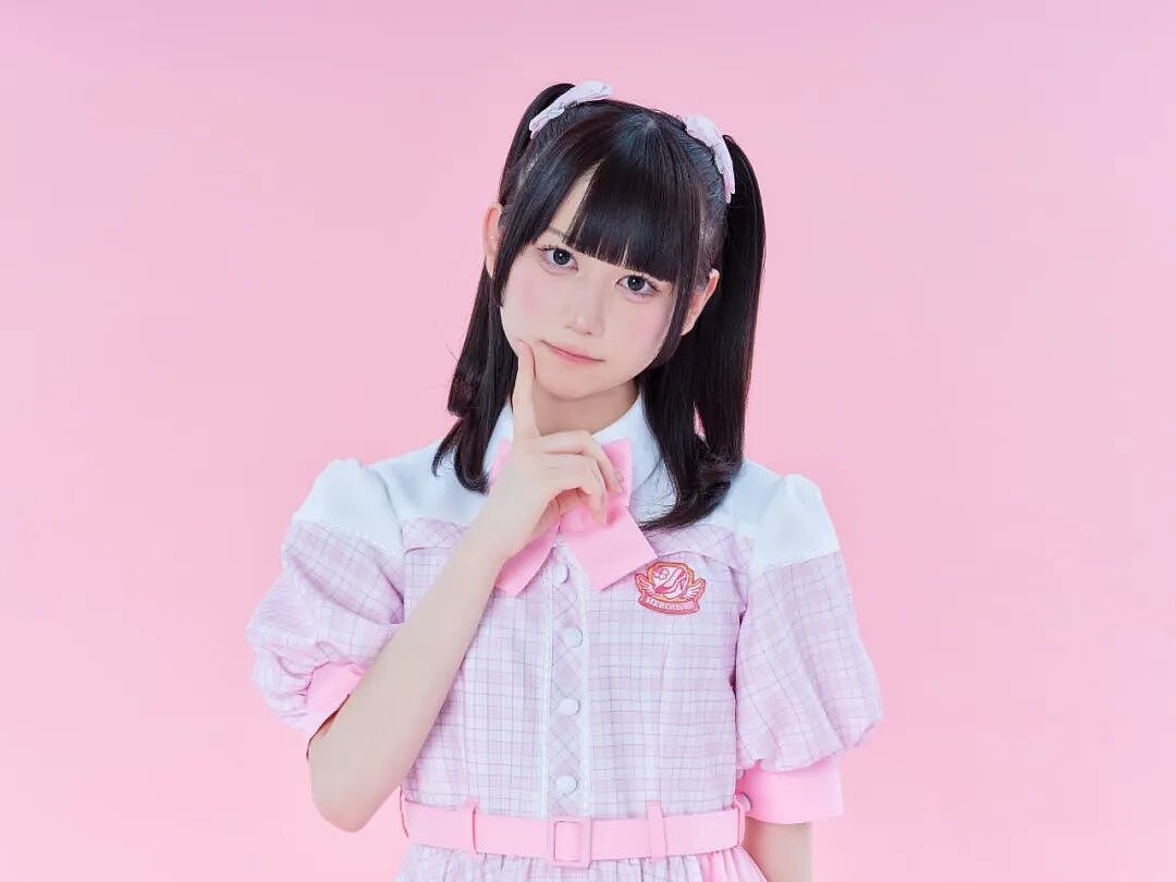 17岁女偶像看电影晒美照，却被“柯南网友”们发现隐藏男性，被扒到退团了？（组图） - 1