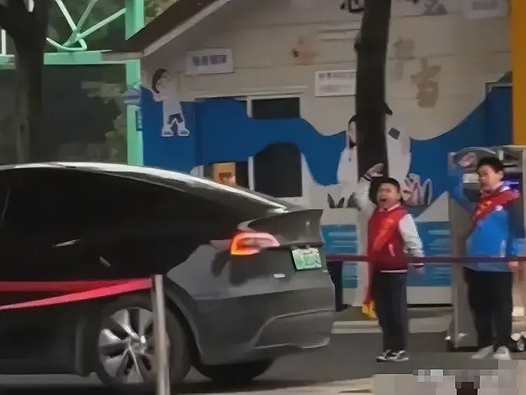 小学生给校车敬礼后续：官方通报，最让人恶心的一幕却在评论区（组图） - 3
