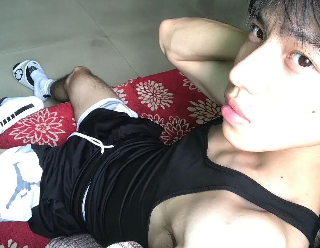 【帅哥】黑魂御用白袜黑皮猛男，看一眼就让人欲罢不能...（组图） - 6