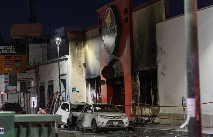 35死伤! 全国连锁店爆炸,烈焰吞噬建筑 ,火人爬行数米,倒地惨死(组图) - 2