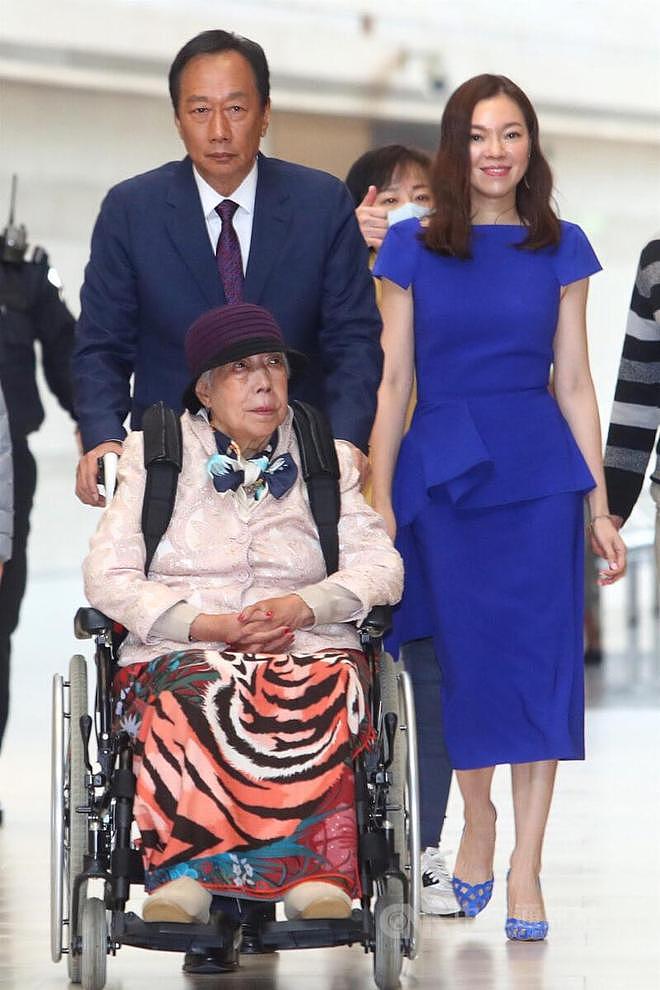 曝郭台铭母亲去世次日妻子提前过生日，曾馨莹发文否认晒合照悼念（组图） - 4