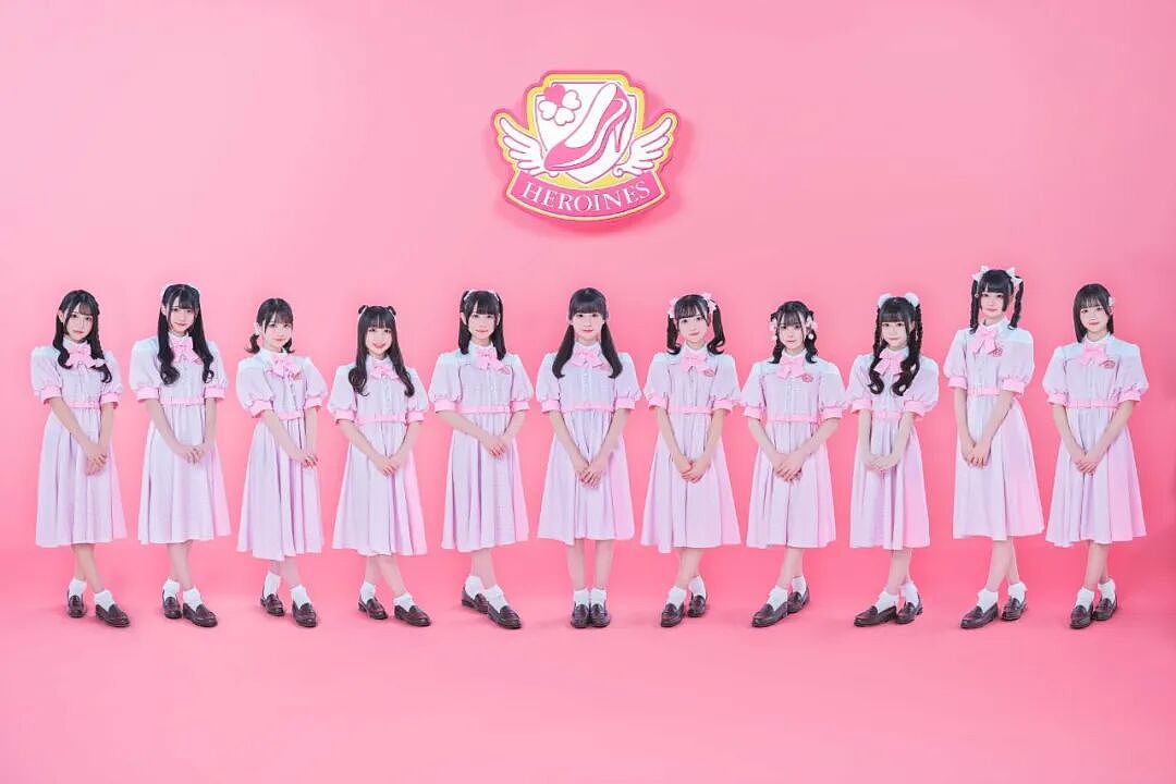 17岁女偶像看电影晒美照，却被“柯南网友”们发现隐藏男性，被扒到退团了？（组图） - 2
