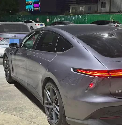 年轻人捡漏倒闭车企“烂尾车”！7万买一辆哪吒，“因为倒闭，才有好价”（组图） - 2