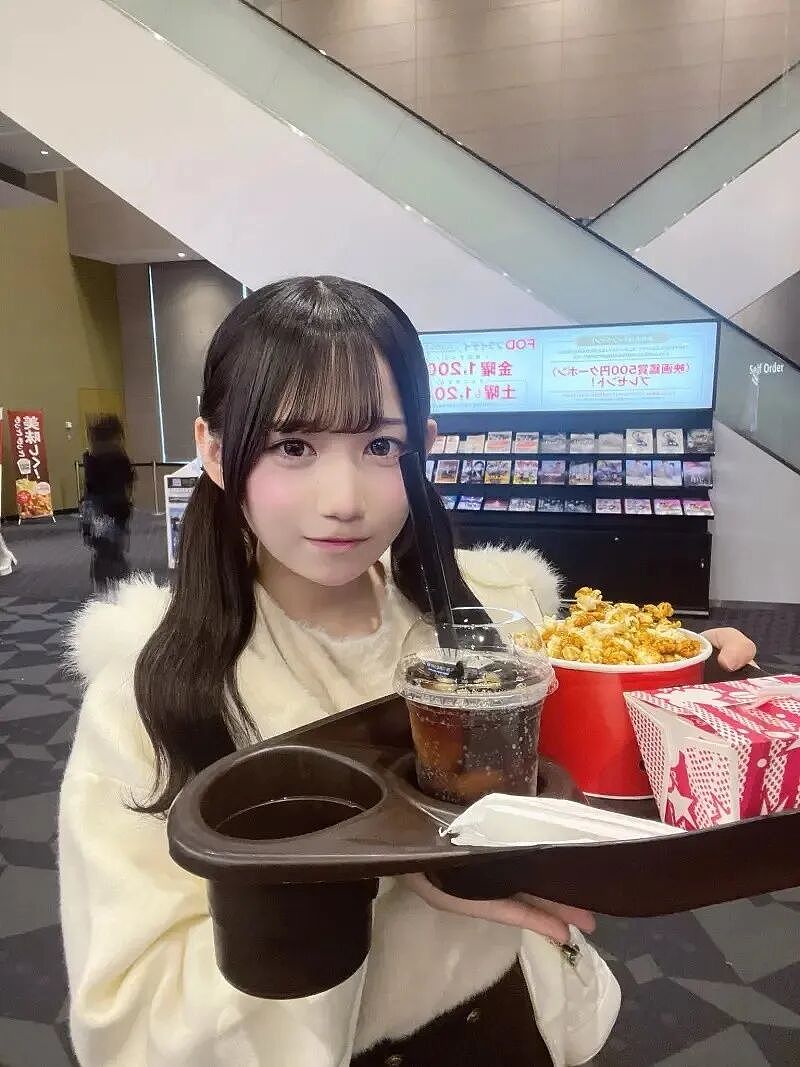 17岁女偶像看电影晒美照，却被“柯南网友”们发现隐藏男性，被扒到退团了？（组图） - 4