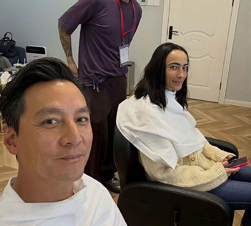 吴彦祖晒与妻子合照，她的发际线吓到网友了？（组图） - 1