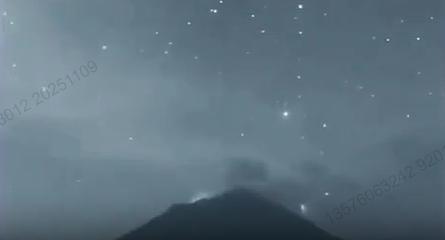 墨西哥火山惊现UFO!监控画面曝光,神秘发光体在火山口上空盘旋(视频/图) - 1