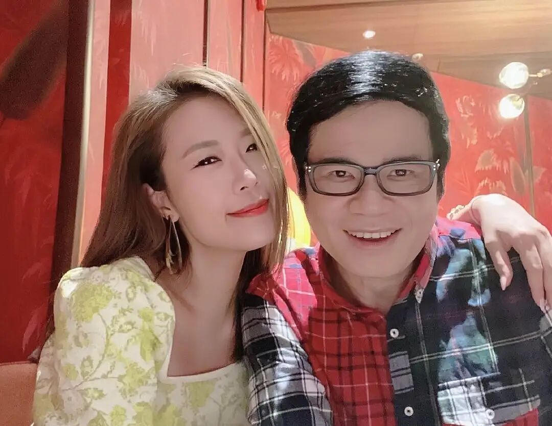 恭喜!TVB知名演员认爱小18岁绯闻女友,是隐形富豪,在香港拥有多块土地(组图) - 1