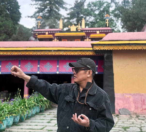 冲上热搜！62岁李连杰回春，引爆“换心”传闻，本人脱衣亲自回应（组图） - 2