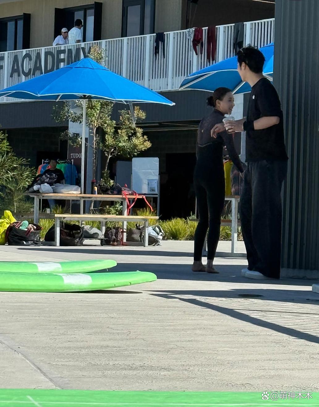 窦骁何超莲澳洲旅游被偶遇!女方冲浪心情大好,窦骁喝咖啡满脸愁容(组图) - 3