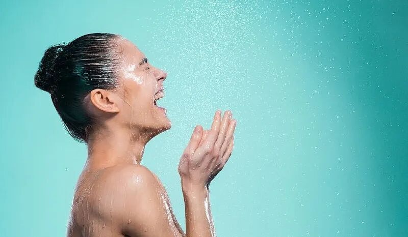 他整整一年只洗冷水澡，整个人都不一样了…（组图） - 2