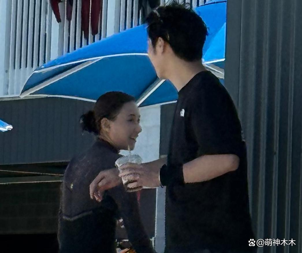 窦骁何超莲澳洲旅游被偶遇!女方冲浪心情大好,窦骁喝咖啡满脸愁容(组图) - 1